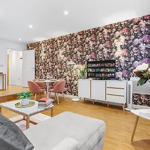 Modern One Bedroom Flat - Near Heathrow, Windsor Castle, Thorpe Park - London Tw18 Staines-upon-Thames